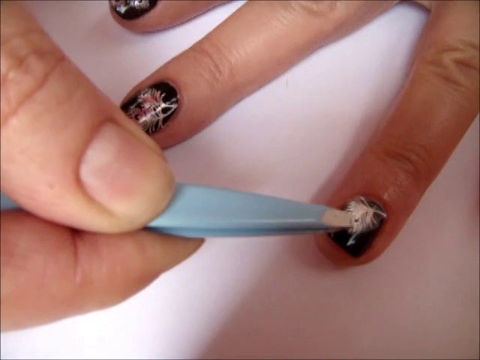 Manucure maison Comment appliquer un sticker Nail art Plume de Paon