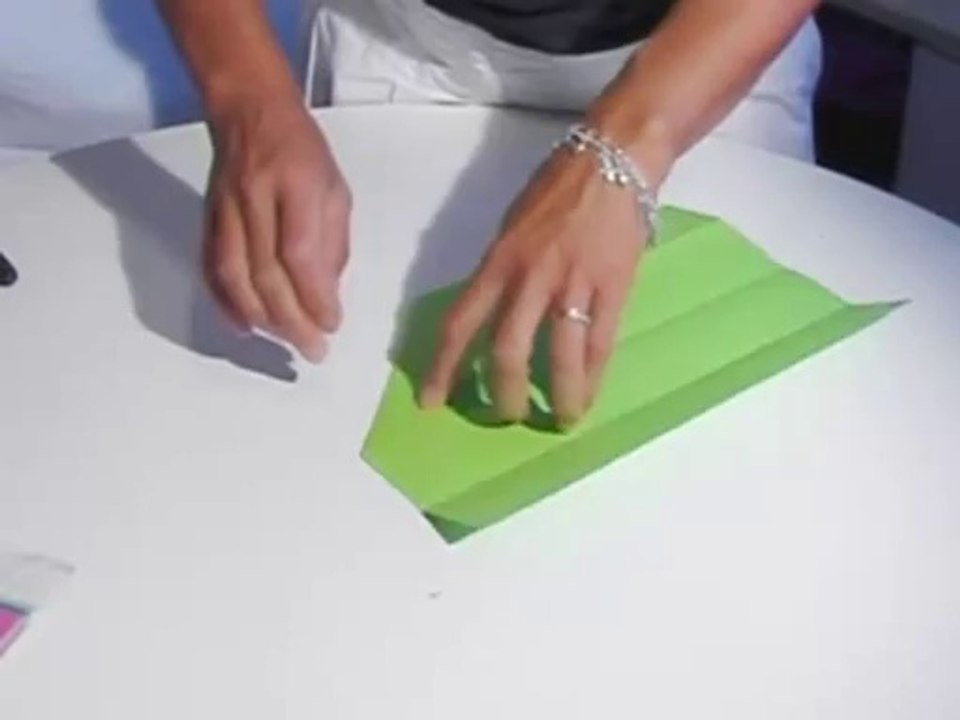 Avion en papier - pliage origami