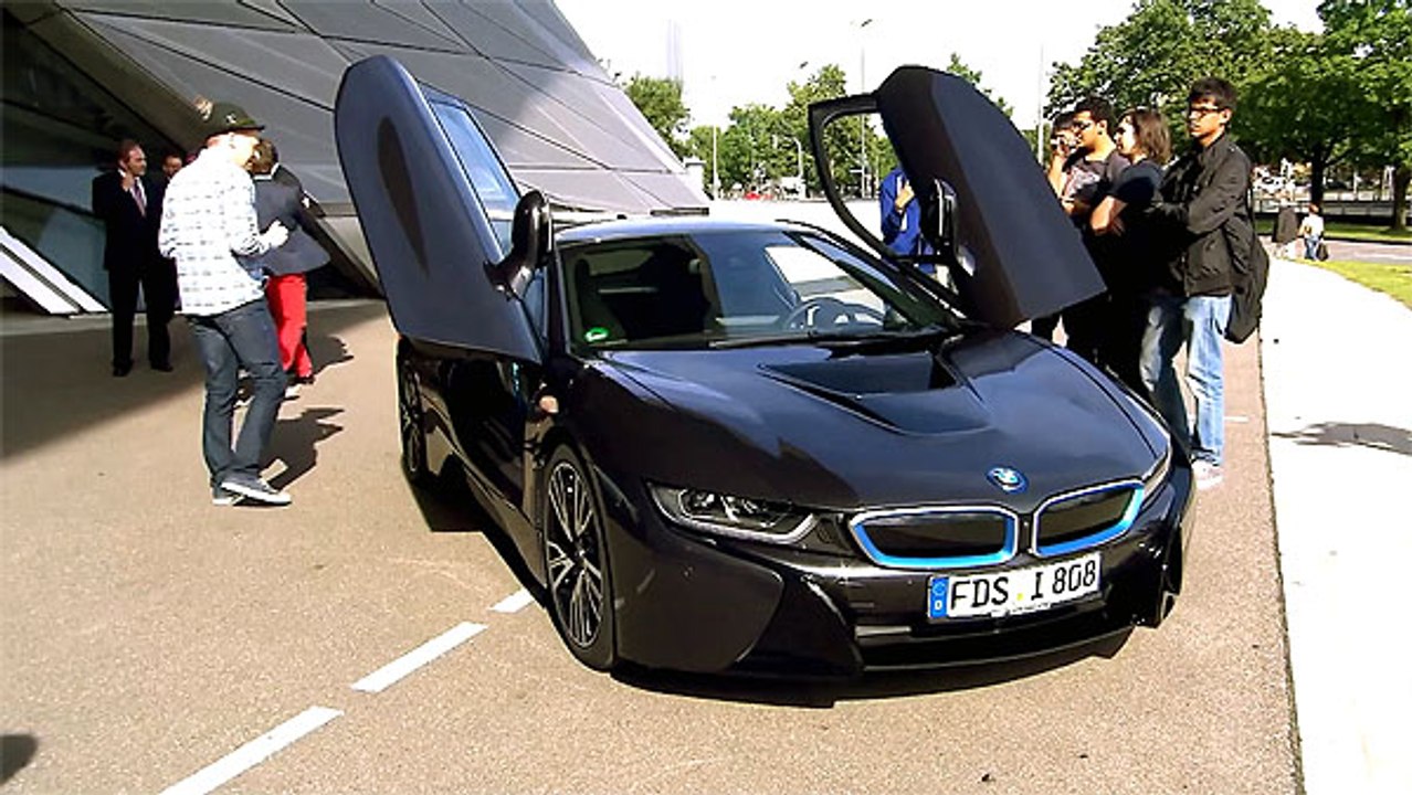 Erste BMW i8 werden an Kunden übergeben