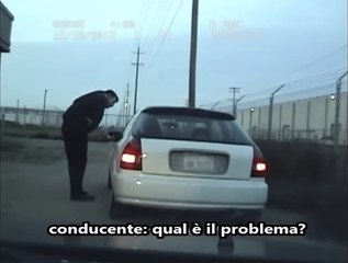 [SHOCK] poliziotto lo invita a scendere dall'auto, ma lui non è una persona nomale