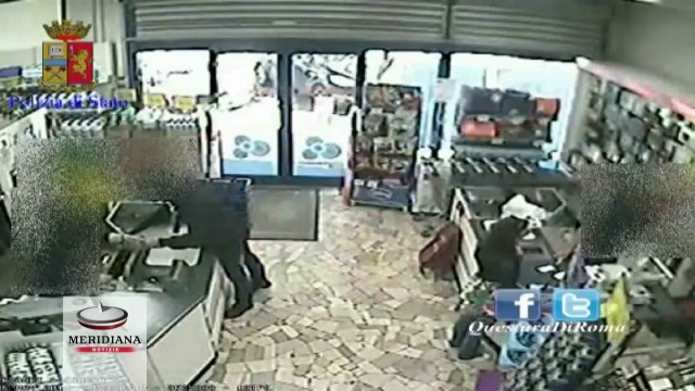 Romano, solo e armato di pistola, fermato il rapinatore del tuscolano