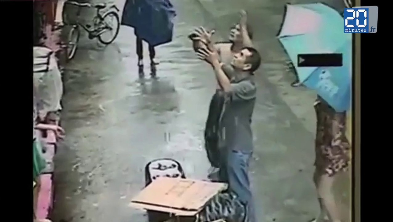 Chine: Il rattrape un bébé qui tombe du deuxième étage