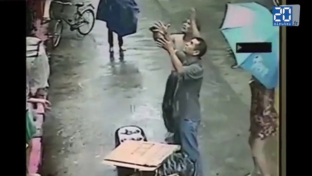 Chine: Il rattrape un bébé qui tombe du deuxième étage