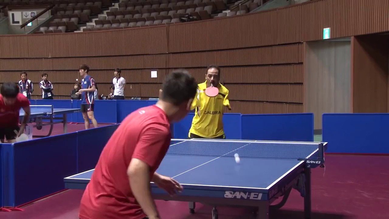 Sem os braços, egípcio faz bonito tênis de mesa