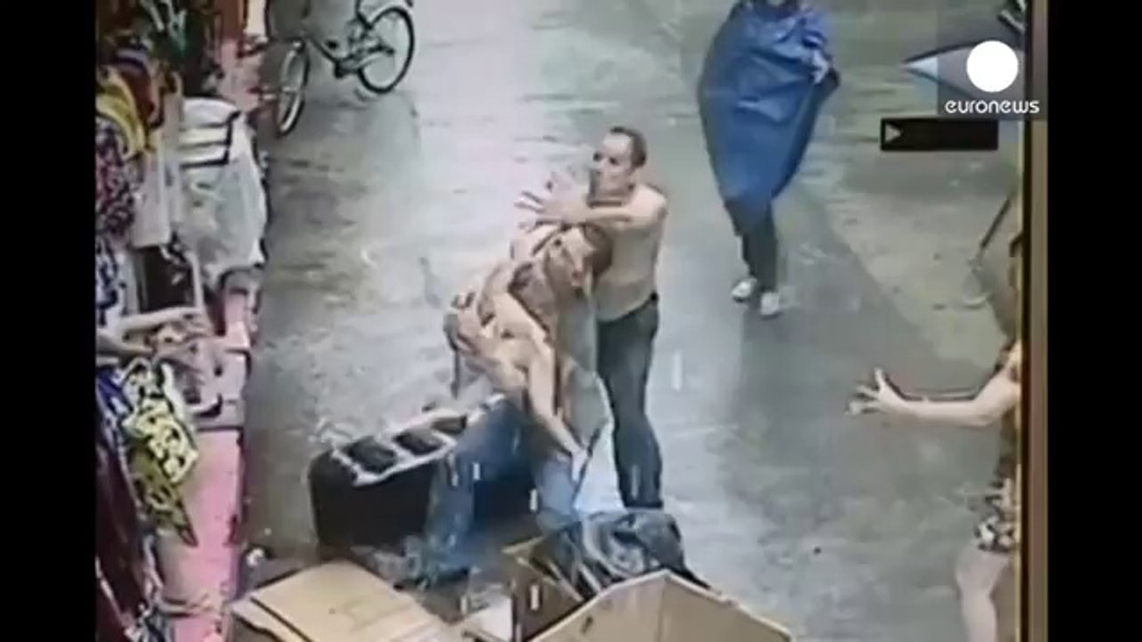 Héro du jour : il rattrape un bébé tombé du 2eme étage d'un bâtiment!