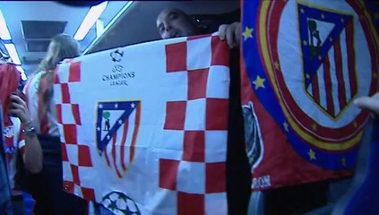 Cientos de aficionados atléticos parten del Calderón hacia Lisboa