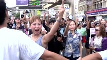 Thaïlande: des manifestants anti-coup d'Etat face aux soldats