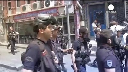 Télécharger la video: Gli scontri in Turchia provocano due morti, un anno dopo la protesta di Taksim