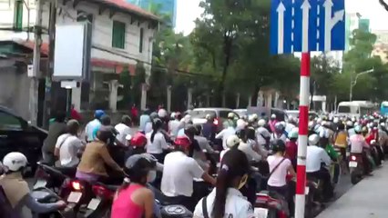 Atravessando a rua em Ho Chi Min (Vietnã)