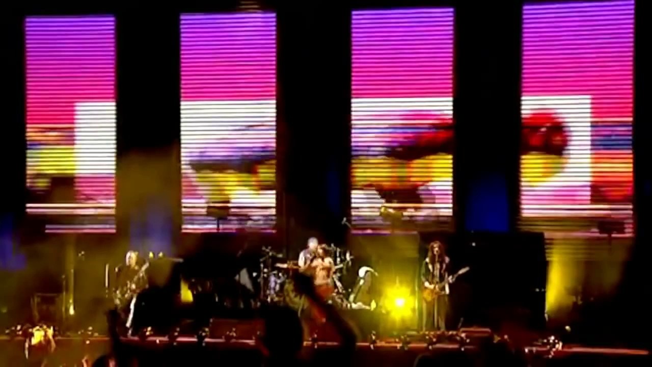 Red Hot Chili Peppers - Can't Stop Live at Slane Castle