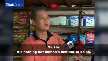 ¡Increíble! Píllate como este hombre salva a un bebe que cae de la ventana