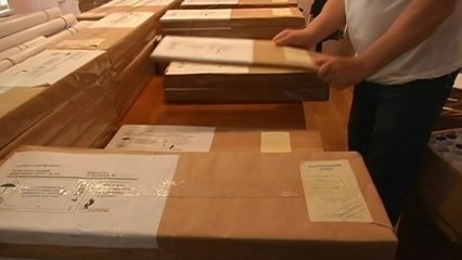 Polling stations set up in Ukraine ahead of crucial vote