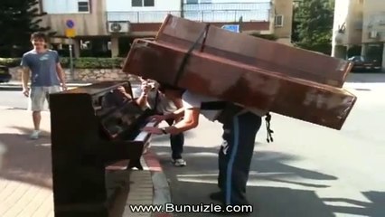 Hem Hamal Hem Müzisyen