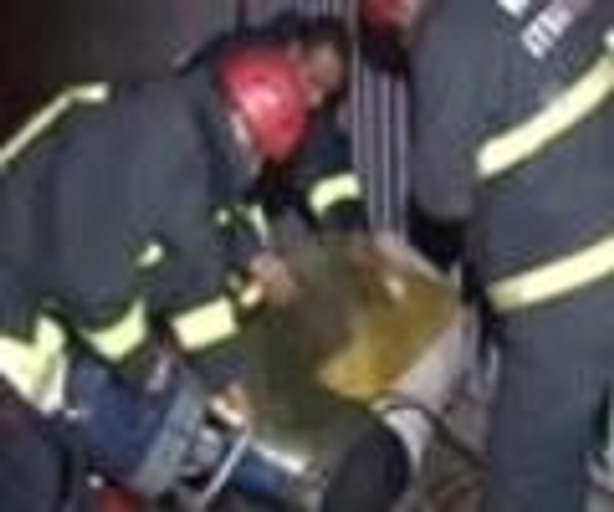 Demirlere sıkıştı imdadına itfaiye yetişti