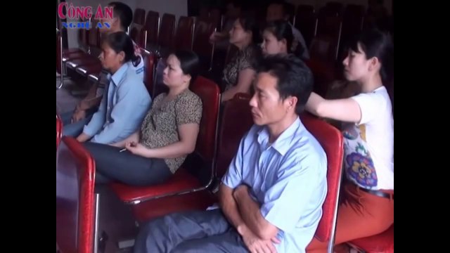 Dùng bim bim gạ gẫm để hiếp dâm bé gái