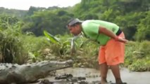 American trainer feed crocodile with his mouth