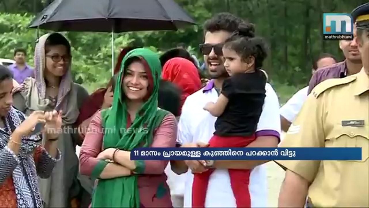 Des parents débiles laissent leur bébé faire du parachute ascensionnel