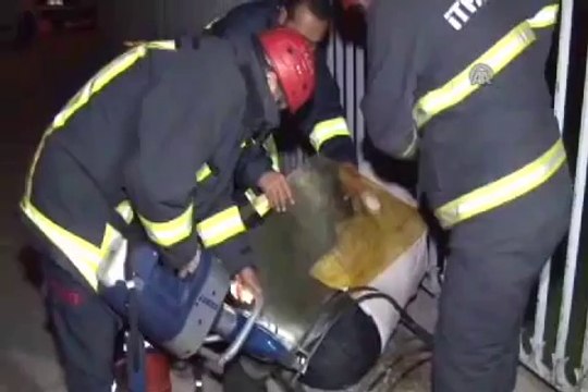 Demirlere sıkıştı imdadına itfaiye yetişti
