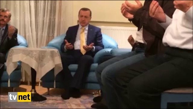 Tayyip Erdoğan Mavi Marmara şehidinin evinde Kur'an-ı Kerim okuyor