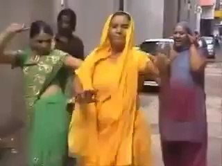 gee o maasi very cool dance by this old lady.
