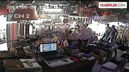 Tekirdağ'daki Deprem Avize Dükkanındaki Güvenlik Kameralarına Yansıdı