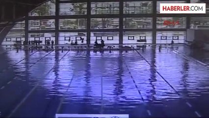 Olimpik Yüzme Havuzunda Deprem Paniği Kameralara Yansıdı