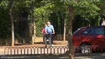 Cañete pasea en bici durante la jornada de reflexión