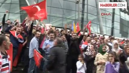 Erdoğan'ın Konuşma Yapacağı Lanxess Arena'ya Vatandaşlar Akın Etti