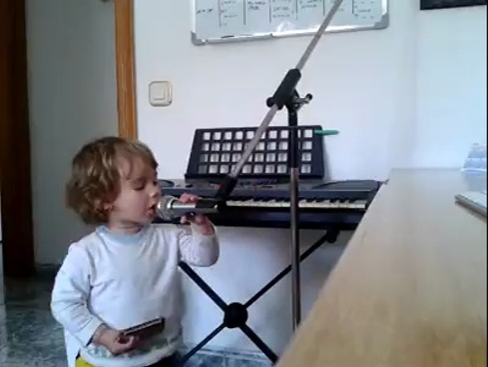 Niña canta a su manera