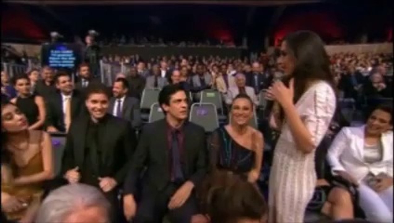 Vem Aí -  Paula Braun quase beija Tatá Werneck