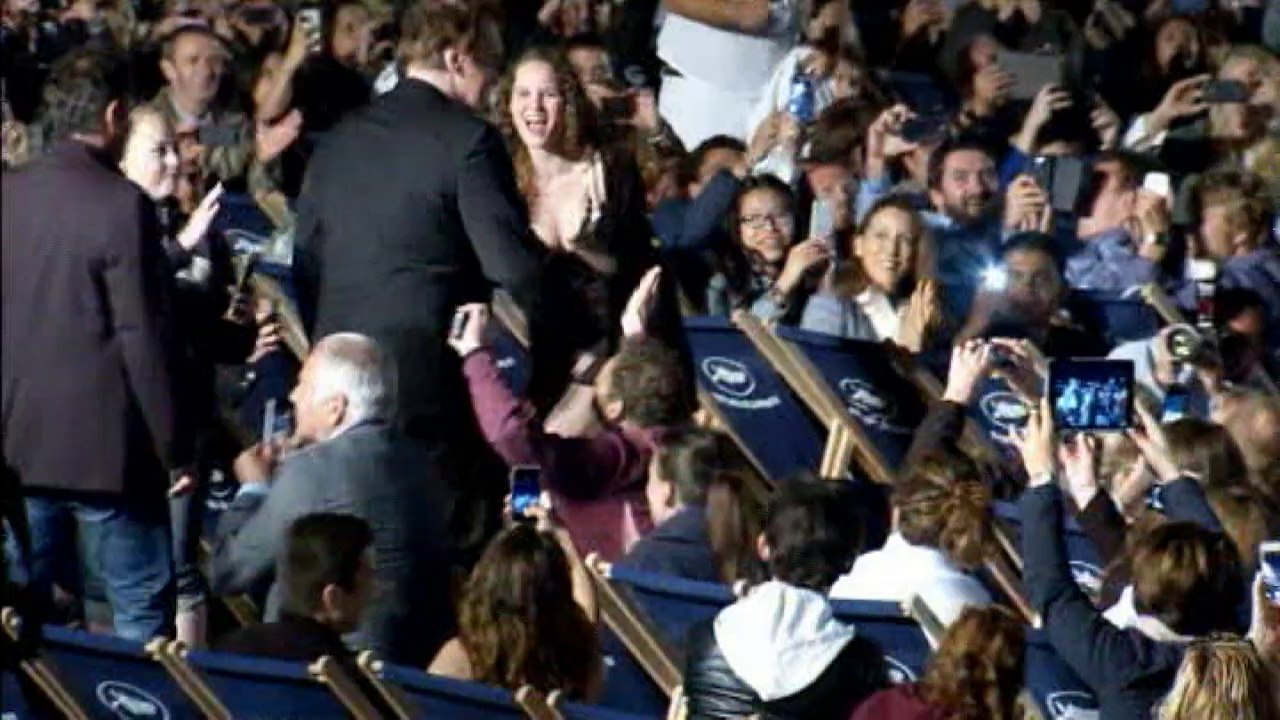 Tarantino dances on the red carpet in Cannes