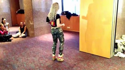 very nice Tweaking by young girl.