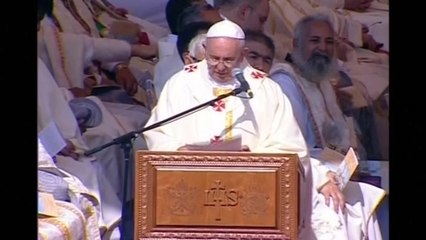 Thousands flock to see Pope Francis at mass in Jordan