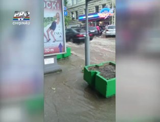 Pasaje subterane INUNDATE si suvoaie de apa pe strazi IMAGINI INCREDIBILE din timpul ploii