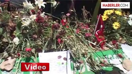 Sünnetlikleriyle Babasının Mezarına Gitti