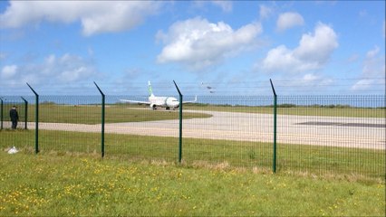 Atterrissage d'un avion à l'aéroport de Cherbourg-Maupertus.