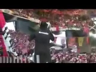 Tezahürat Yaparken Tribünü Yerinden Oynatmak