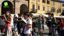 Flashmob, giovani lettori riminesi in piedi su una sedia