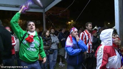 La afición atlética anima a su equipo pese a la derrota