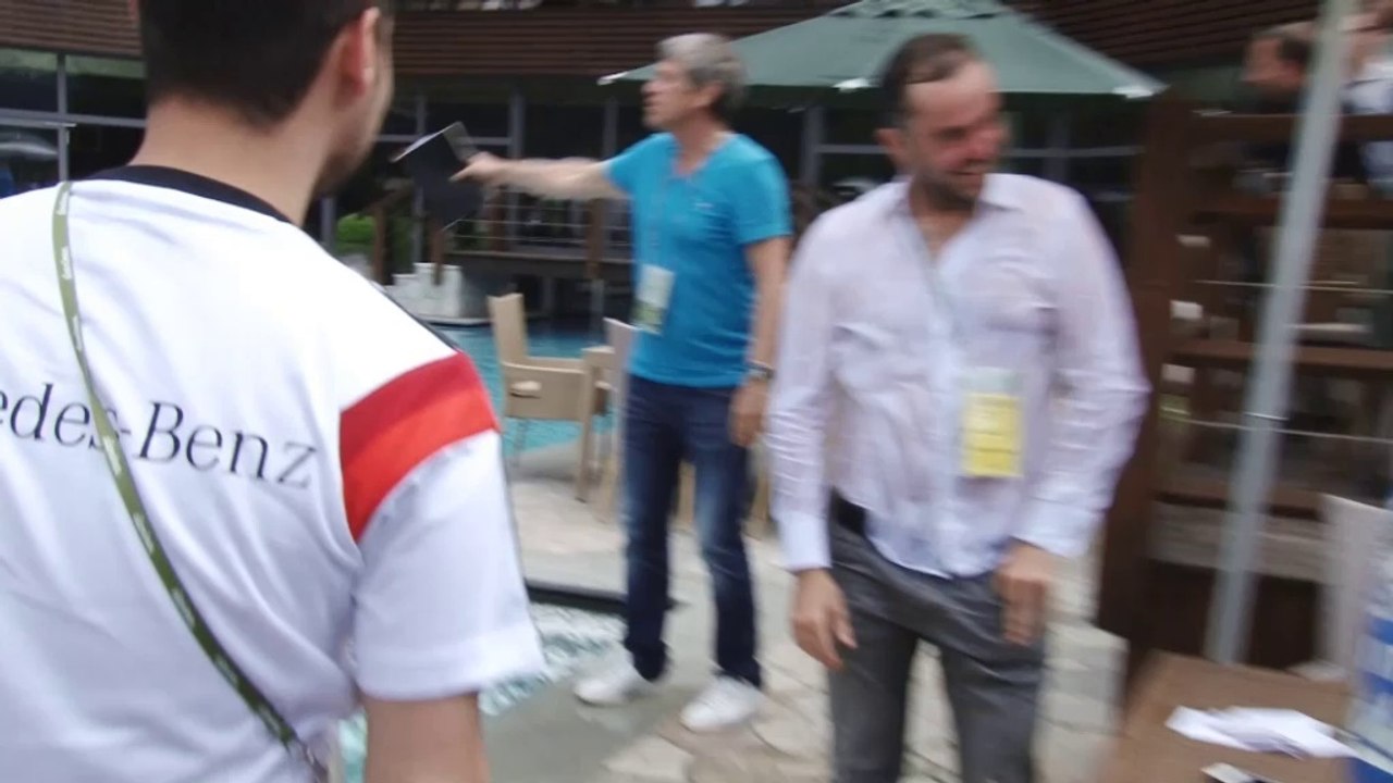 Lukas Podolski wirft Journalisten in den Pool