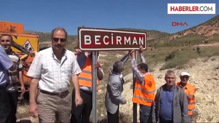 Maliye Bakanı 'Vergisiz' Anlamına Gelen Köyün Kürtçe Tabelasını Kendisi Astı