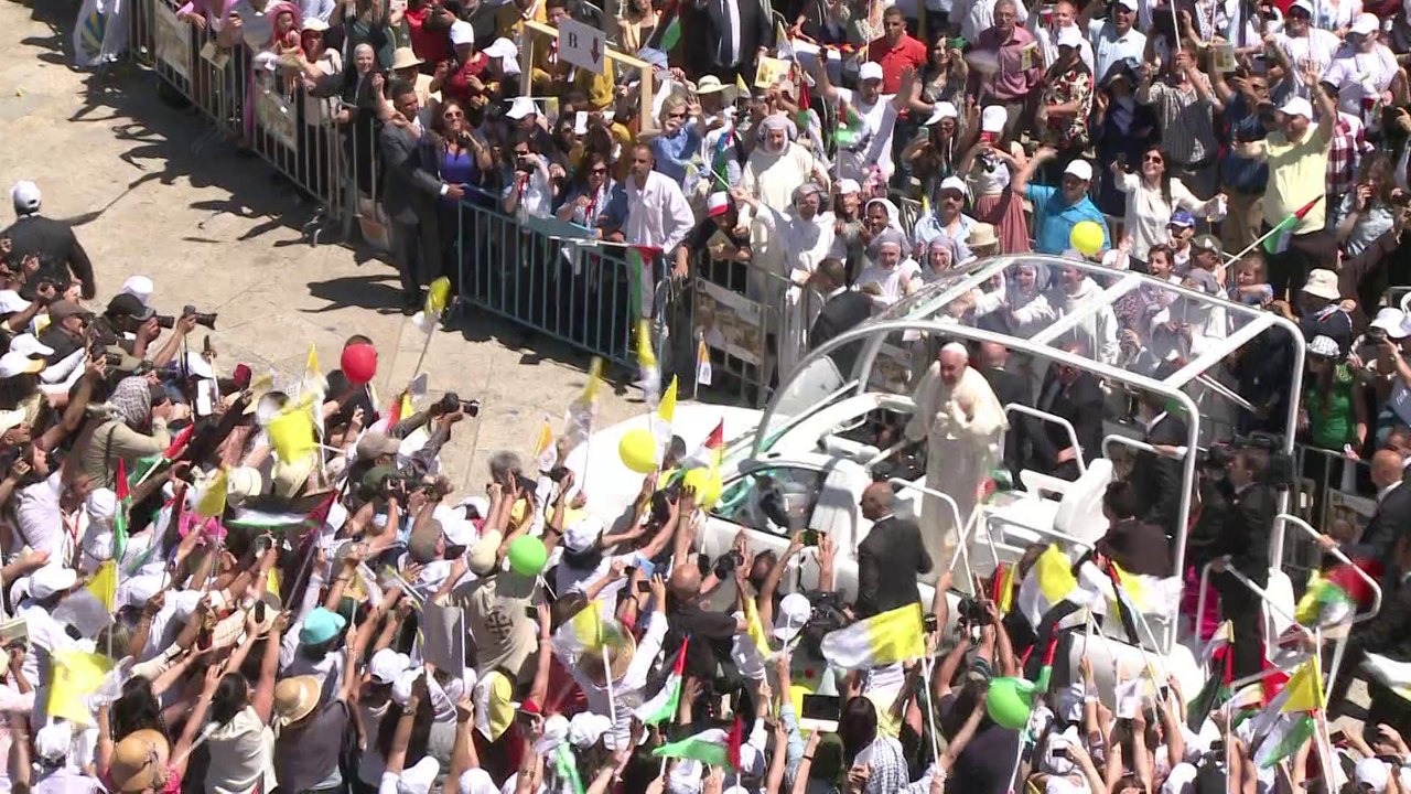 Le Pape fait un arrêt symbolique devant le mur de séparation israélien