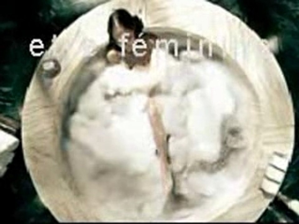 Elle pète dans sa baignoire !!!