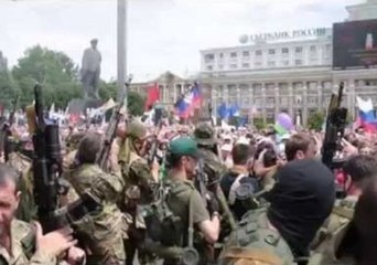 Armed Group Fires Into the Air in Donetsk