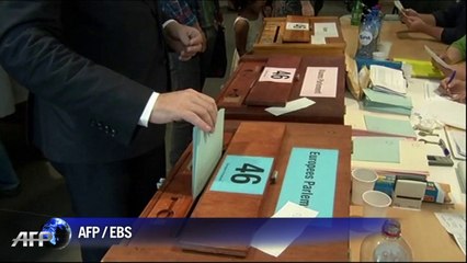 Elections: les personnalités politiques aux urnes