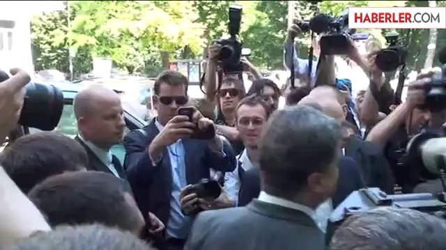 Ukrayna Seçimlerinde İlk Sonuçlara Göre Poroşenko Önde