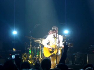 Noel Gallagher's High Flying Birds - Half The World Away