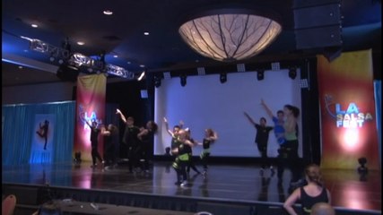 Pareja de niños sorprende con su participación en congreso de salsa