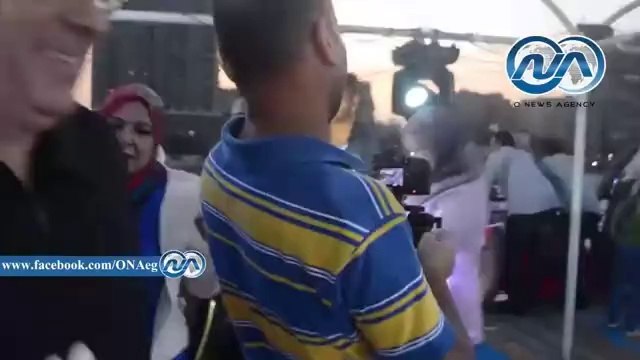 الرجال والفتيات يرقصون على أغنية بشرة خير على المراكب النيلية لتأييد السيسي