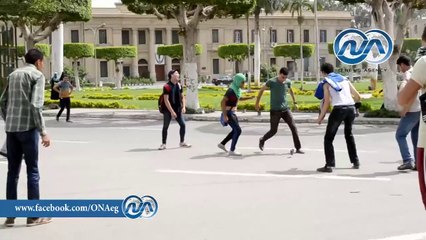 شاهد .. مباراة بـ " قنبلة غاز " بين طلاب بجامعة القاهرة